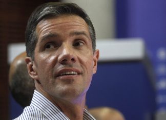 Michael Clark dice que pagó US$5,7 millones por el control de Azul Azul