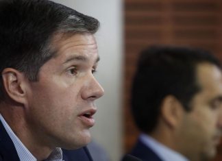 Conflicto en la ‘U’: Accionista relevante de Azul Azul se querella contra Michael Clark