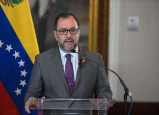 Canciller venezolano tildó de “divertidos y ridículos” a los políticos chilenos