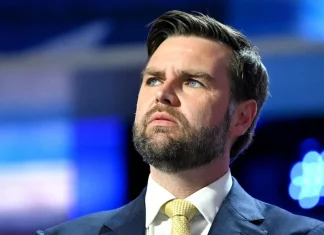 J.D. Vance critica duramente a la Administración Biden: «Estábamos gobernados por completos imbéciles»