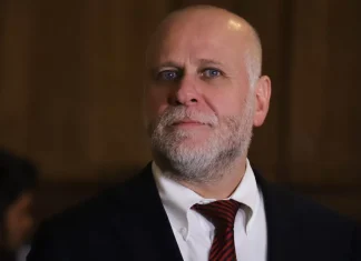 Sobrina de Álvaro Elizalde viajó al extranjero con licencia médica, según Contraloría