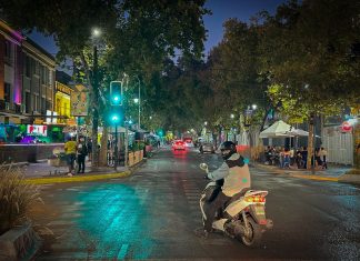 Armas sobre la mesa y convertidos “en esclavos”: destapan brutal extorsión venezolana a locales del Barrio Bellavista