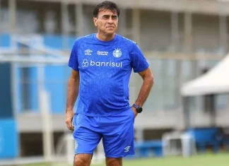 Ni cuatro meses en el cargo: Gustavo Quinteros fue despedido de Gremio