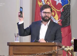 Solicitud de interceptar el celular de Boric cayó como una bomba de racimo en La Moneda