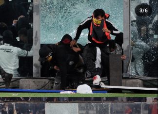 Vea las imágenes que demuestran como actuaron los barristas de Colo Colo que entraron a la cancha tras destruir los acrílicos de contención