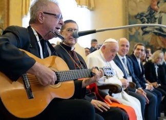 Reviva el momento en que el Papa Francisco se emocionó escuchando a Leon Gieco cantar «Sólo le pido a Dios» (Video)