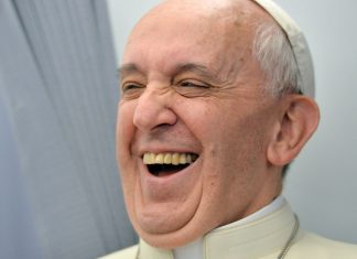 Francisco: el Papa que rompió protocolos a puro mate, fútbol y humor (Videos memorables)