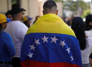 Venezolanos representan el 50% de los migrantes con empleo en Chile, con un fuerte predominio en el comercio