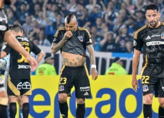 Hinchas de Colo Colo personificaron en Vidal y Mosa el fracaso en Copa Libertadores