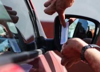 Hoy comienza a regir el grabado de patente en los autos: multas pueden llegar hasta los $102 mil