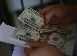 Disminuyen las remesas enviadas por inmigrantes en Chile: US$ 2.015 millones en 2024, una caída del 11%