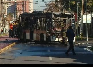 Violento ataque en las cercanías del INBA: encapuchados prenden fuego a bus