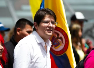 Miguel Uribe Torbay, candidato opositor a Petro, lucha por su vida, luego de ser baleado en un acto en Bogotá (Video)