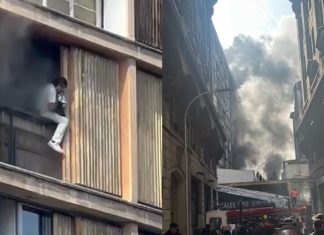 Bomberos trabaja en incendio en edificio de Santiago Centro: 50 personas atrapadas por humo en las escaleras