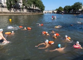 Por primera vez en más de un siglo turistas y parisinos pudieron volver a nadar en el Río Sena