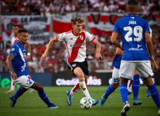 Claudio Baeza y Diego Valdés fueron titulares en Vélez Sarsfield en el 0-0 con River Plate, que no tuivo a Paulo Diaz