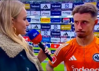 El insólito error de una entrevistadora de TV con un jugador tras la derrota de su equipo que recorre el mundo