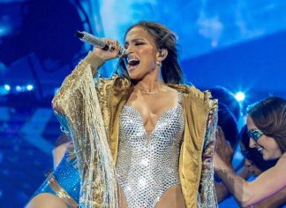 «Me alegro de haber llevado ropa interior, porque generalmente no uso». Jennifer López y su desliz en pleno concierto (Video)