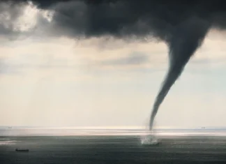 Armada emitió alerta por trombas marinas en sectores costeros entre Arauco y Los Ríos