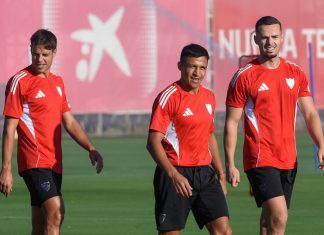 Vea el divertido momento que protagonizó Alexis Sánchez con un periodista español