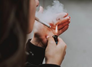 Chile lidera el consumo de tabaco en América pese a descenso global, según informe de la OMS