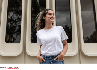 Poleras de mujer: los básicos y estampados que elevan tu outfit en esta primavera
