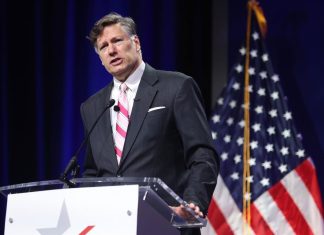 Subsecretario de Estado de EE. UU., Christopher Landau, critica a Gabriel Boric y llama a “renacer” las relaciones con Chile