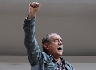 El profe Artés no se queda en palabras: todas estas veces ha apoyado tomas violentas y revueltas estudiantiles con molotov incluídas