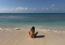 Como para cantarle cumpleaños feliz: Kendall Jenner celebró sus 30 con fotos desnuda en la playa