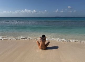 Como para cantarle cumpleaños feliz: Kendall Jenner celebró sus 30 con fotos desnuda en la playa