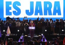 «El que no salta es paco»: por más que Jara trate de blanquear su imagen, su pasado y sus partidarios la condenan