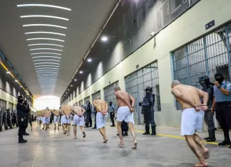 Cómo es la megacárcel de Bukele, a la que Kaiser -de llegar a La Moneda- enviará a “extranjeros con antecedentes penales”