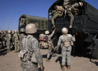 Crece el cáos y la tensión en la frontera chileno – peruana: siguen llegando militares y situación de migrantes es cada vez más precaria (Video)