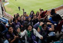 El Vacío que Llena la Barra: Entendiendo la Atracción desde una Perspectiva de Género