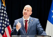 Embajador de EE.UU. alerta: críticas de Boric a Trump generarían un ‘costo’ para Chile