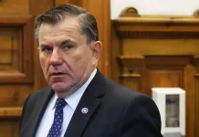 Exgeneral Bassaletti acusa al PC de buscar “desestabilizar un gobierno democrático”