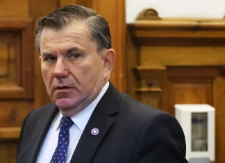 Exgeneral Bassaletti acusa al PC de buscar “desestabilizar un gobierno democrático”