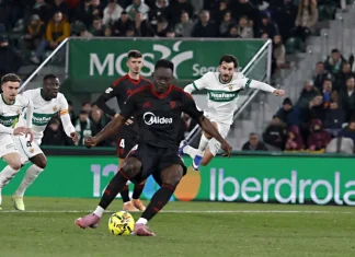 El nigeriano Akor Adams salvó de otra derrota al Sevilla de Alexis y Gabriel Suazo