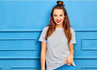 Outfits con poleras mujer: ideas para rayas, transparentes y más