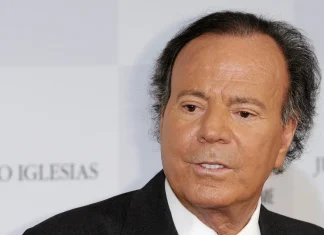 Julio Iglesias publica mensajes de exempleadas para defenderse de acusaciones por agresión sexual