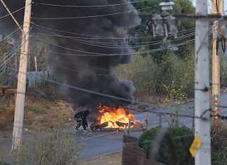 Camioneta robada, barricadas, bombas molotov, tres detenidos: balance del desalojo de megatoma en San Antonio