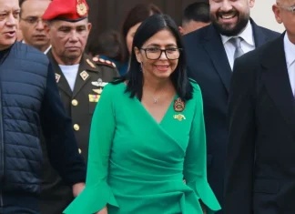 Casi un millón de pesos: el polémico costo del vestido que usó Delcy Rodríguez al jurar como presidenta interina de Venezuela