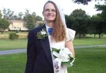 Ya nada puede asombrarnos: hombre se caso consigo mismo, llegó al altar vestido mitad de novia y mitad de novio