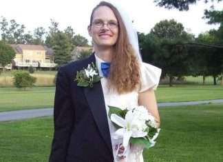 Ya nada puede asombrarnos: hombre se caso consigo mismo, llegó al altar vestido mitad de novia y mitad de novio